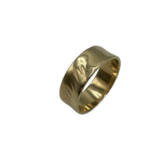 129 - A 9ct gold wedding band. 5.6g. Size U.