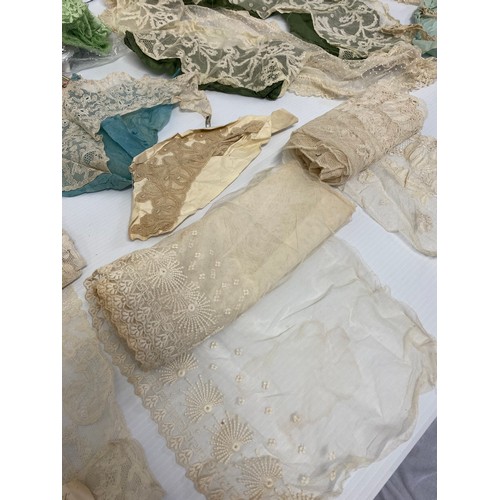 167 - A large quantity of various pieces of lace, different designs and ages, antique and later. To includ... 