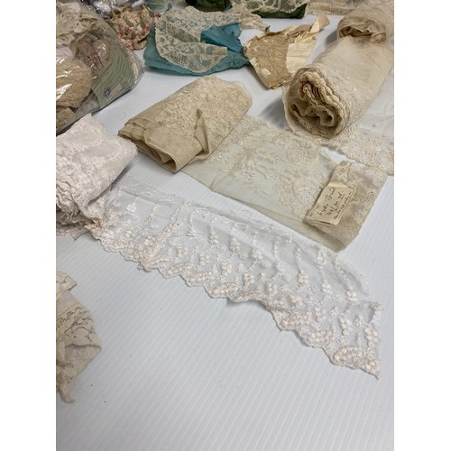 167 - A large quantity of various pieces of lace, different designs and ages, antique and later. To includ... 