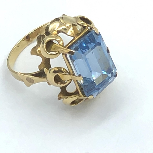 62 - Synthetic sapphire ring to an unmarked yellow metal mount. Size R 5.2g