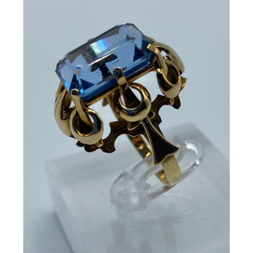 62 - Synthetic sapphire ring to an unmarked yellow metal mount. Size R 5.2g