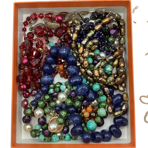 14 - A collection of costume jewellery to include a strand of Lapis Lazuli beads