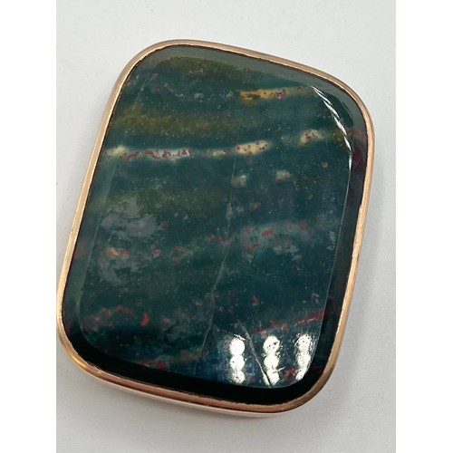 81 - An unmarked yellow metal snuff set with hardstone panels together with a similar oval unmarked white... 