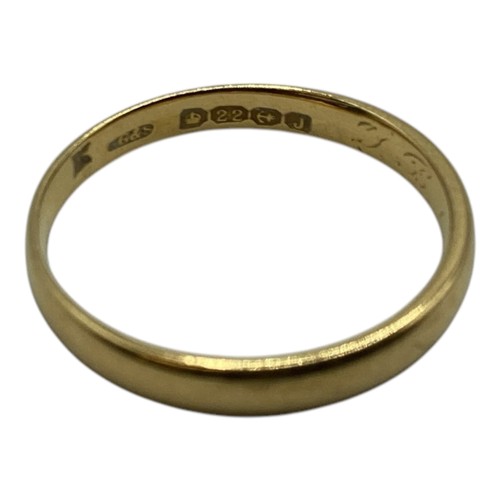 23 - A 22ct wedding band. Size O. 2,3g.