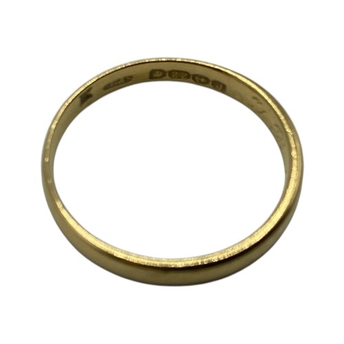 23 - A 22ct wedding band. Size O. 2,3g.