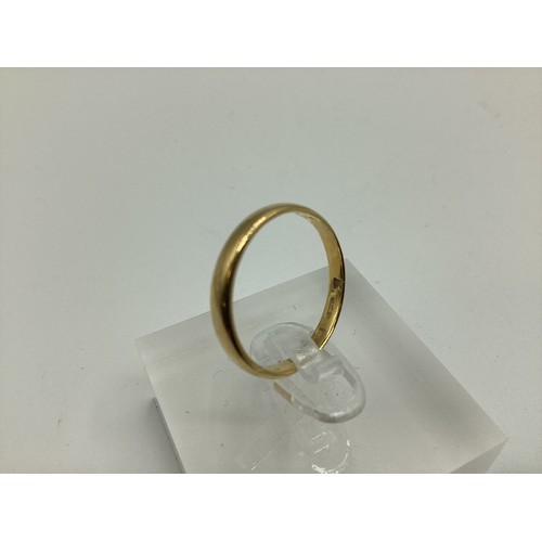 23 - A 22ct wedding band. Size O. 2,3g.