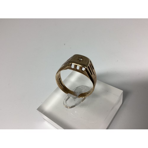 26 - Two 9ct  gold rings. Size O/T. Weight: 6.5g.