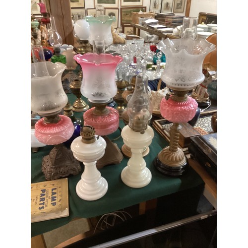 186 - A quantity of early C20th and later oil lamps, stands, resevoirs etc, see all images. All sold as se... 