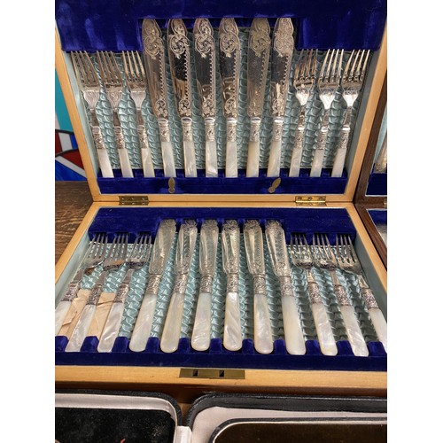 160 - A quantity of cased flatware, approx 8, various makers, to include Walker & Hall Sheffield, Mappin &... 