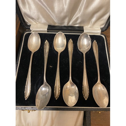 160 - A quantity of cased flatware, approx 8, various makers, to include Walker & Hall Sheffield, Mappin &... 