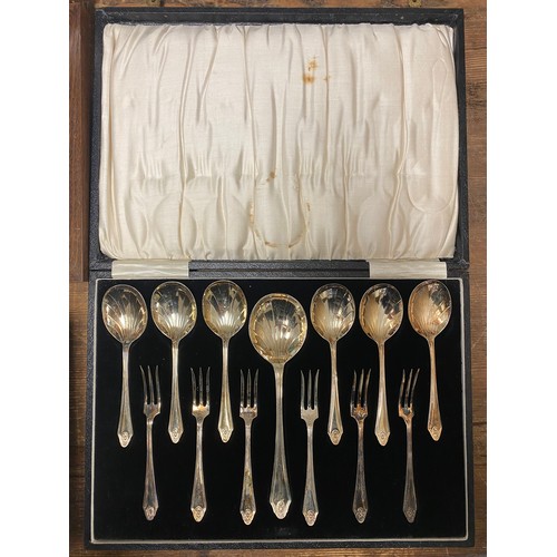 160 - A quantity of cased flatware, approx 8, various makers, to include Walker & Hall Sheffield, Mappin &... 