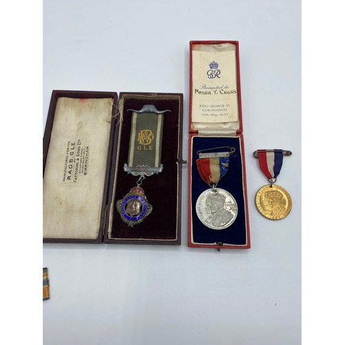 166 - A collection of medals and cap badges. WWI medals to Pte J. Cross.