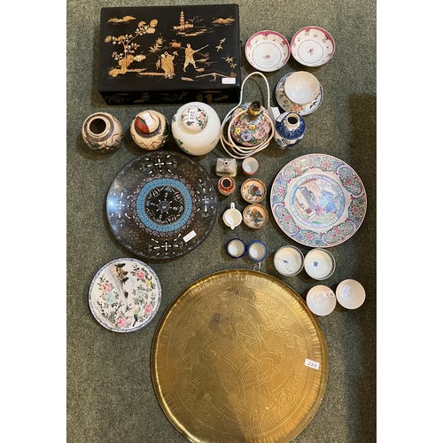 213 - A mixed collection of items to include a cloisonné style charger, two Derby style bowls, Japanese an... 