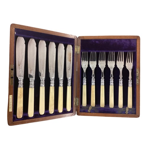 18 - A silver plated boxed canteen of cutlery together with other boxed cutlery sets , two small hip flas... 