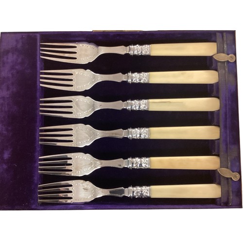 18 - A silver plated boxed canteen of cutlery together with other boxed cutlery sets , two small hip flas... 