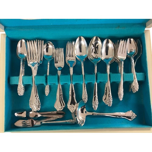 18 - A silver plated boxed canteen of cutlery together with other boxed cutlery sets , two small hip flas... 