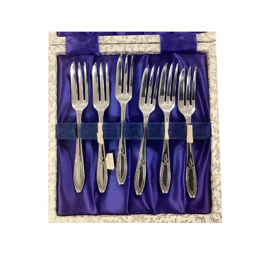 13 - A collection of silver plated wares to include boxed cutlery sets, a large silver plated tray etc. s... 