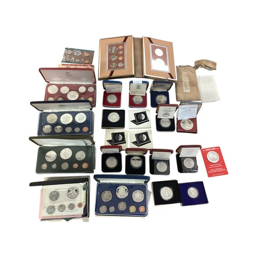 15 - A large collection of boxed Franklin Mint commemorative World coinage to include Cayman Island , Sie... 