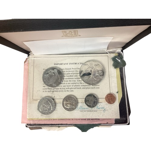 15 - A large collection of boxed Franklin Mint commemorative World coinage to include Cayman Island , Sie... 