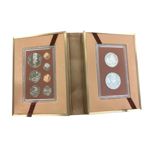 15 - A large collection of boxed Franklin Mint commemorative World coinage to include Cayman Island , Sie... 