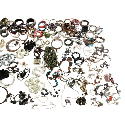 20 - A large collection of costume and high street jewellery (Quantity)