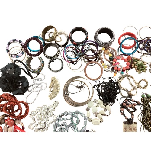 20 - A large collection of costume and high street jewellery (Quantity)