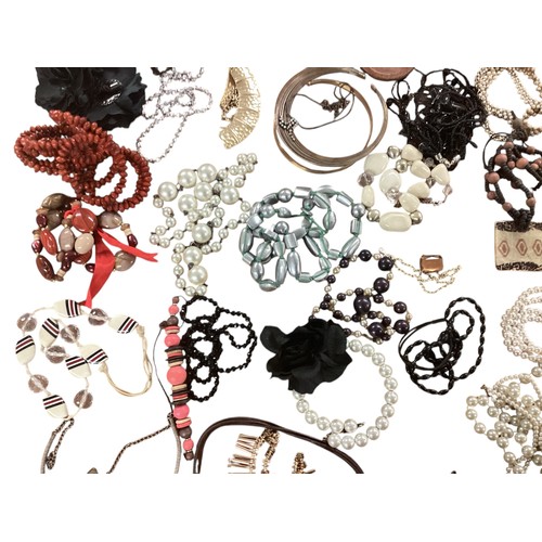 20 - A large collection of costume and high street jewellery (Quantity)