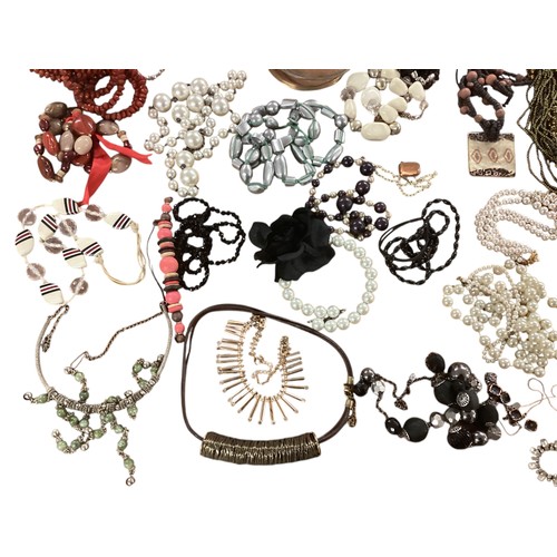 20 - A large collection of costume and high street jewellery (Quantity)