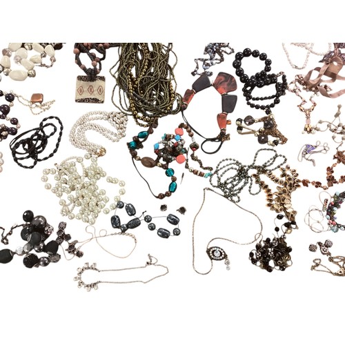 20 - A large collection of costume and high street jewellery (Quantity)