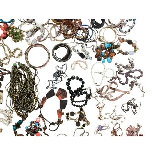 20 - A large collection of costume and high street jewellery (Quantity)