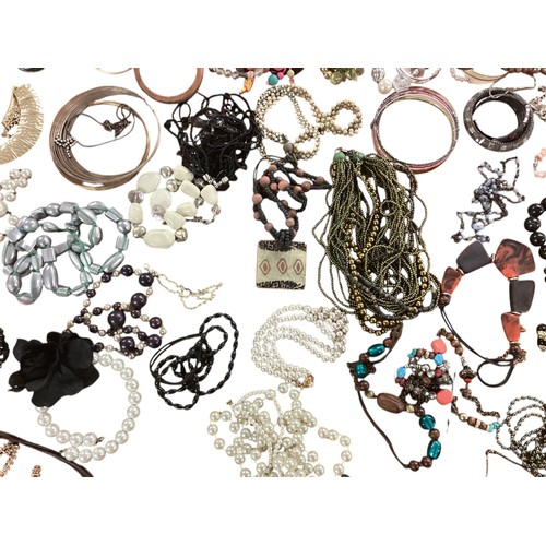 20 - A large collection of costume and high street jewellery (Quantity)