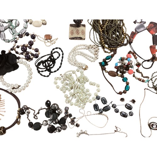 20 - A large collection of costume and high street jewellery (Quantity)