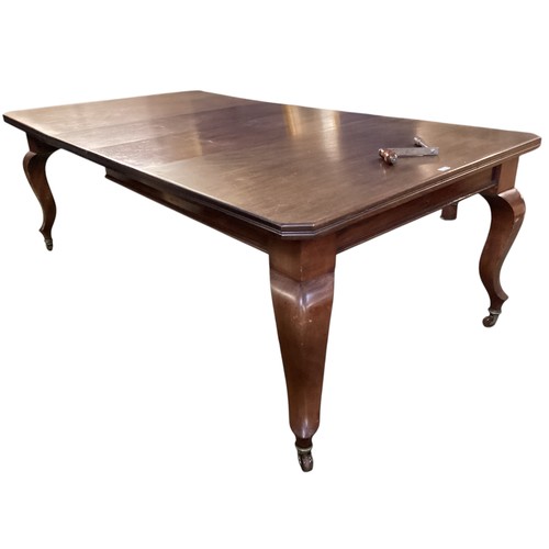 553 - Edwardian mahogany sabre legged dinning room table + 2 leaves and winde, 136/ 212cm long x 115cm wid... 