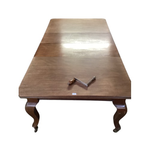 553 - Edwardian mahogany sabre legged dinning room table + 2 leaves and winde, 136/ 212cm long x 115cm wid... 