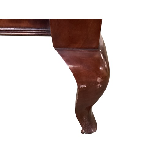 553 - Edwardian mahogany sabre legged dinning room table + 2 leaves and winde, 136/ 212cm long x 115cm wid... 