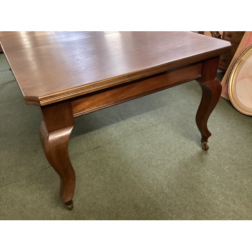 553 - Edwardian mahogany sabre legged dinning room table + 2 leaves and winde, 136/ 212cm long x 115cm wid... 