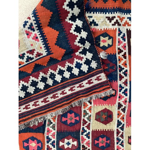 375 - A Kelim rug, see photos for details, 148 cm x 216 cm. Condition fair.