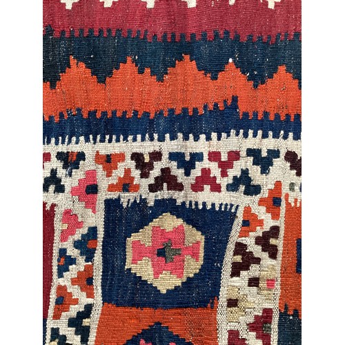 375 - A Kelim rug, see photos for details, 148 cm x 216 cm. Condition fair.