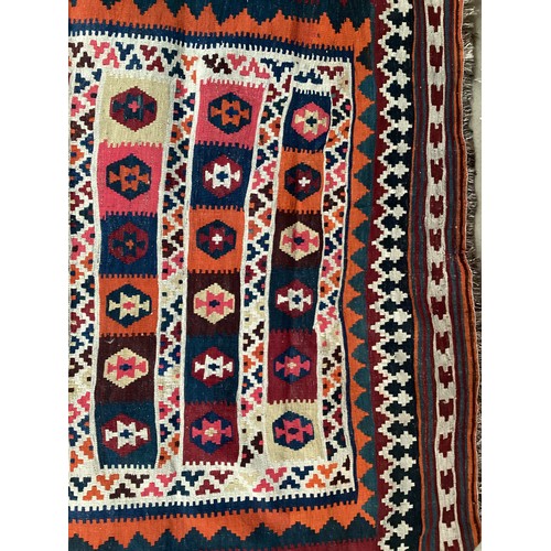 375 - A Kelim rug, see photos for details, 148 cm x 216 cm. Condition fair.