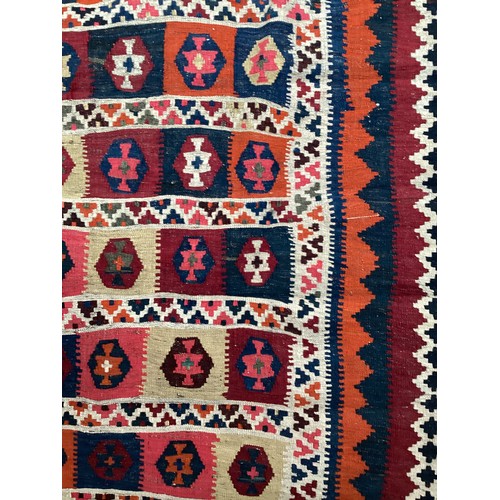 375 - A Kelim rug, see photos for details, 148 cm x 216 cm. Condition fair.