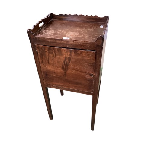 565 - Ladies five drawer leather top writing desk,  to square tapered legs and castors 74 cm H x 52 cm D x... 