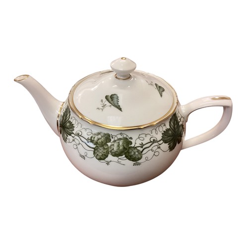 107 - A quantity of china to include: the Royal Worcester Hop, green leaf design part dinner/coffee/ tea s... 