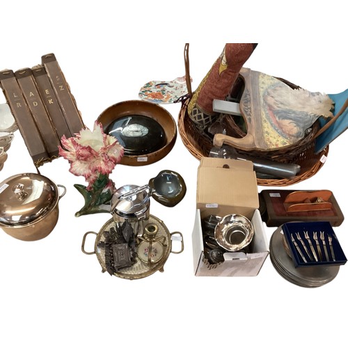 125 - A quantity of general miscellaneous household items, collectables and bric a brac to include a quant... 