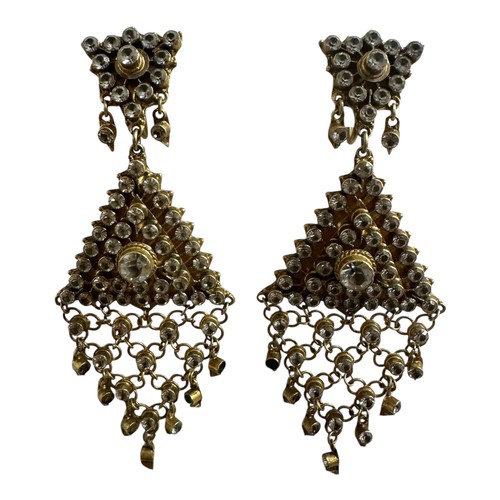 47 - A pair of costume jewellery chandelier earrings, with screw clip backs