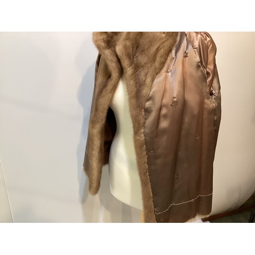 98 - A short light brown fur coat, with 3/4 sleeves. Condition: no sign of damage.