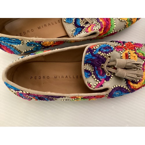 191 - Shoes, two pairs. Pedro Miralles embroidery flats size 39, Pons Quintana size 38. Some wear and mark... 