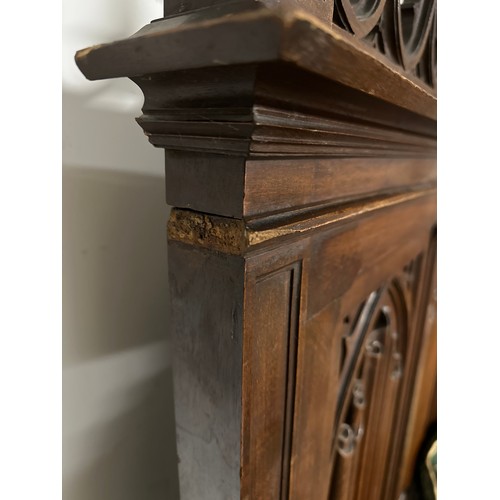 600 - A large gothic style high backed bench, with rising lid seat, and four decorative arched panels to b... 