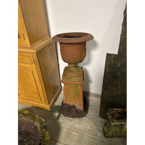 625 - A quantity of stoneware style garden items to include a good pair of circular rivetted planters, sta... 