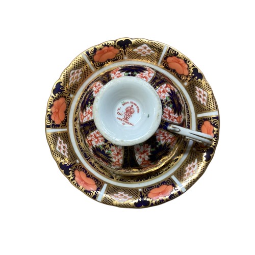 425 - A part service of Royal Crown Derby, approx 11 cups, 4 platters, 14 plates and 12 saucers. 
No crack... 