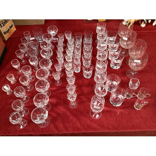 433 - A quantity of good drinking glasses, including tumblers, wine glasses etc.